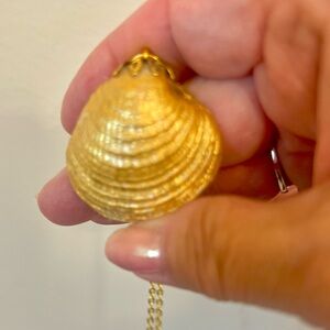 Elegant Gold Shell Pendant Necklace